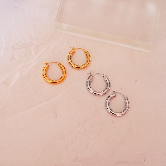 Classic 18K White Gold Plated Hoop Earrings Silver - Picture 3 of 5